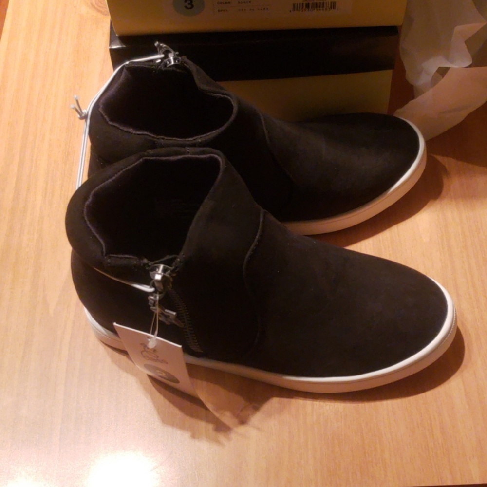 Shoes - Picture 2 of 4